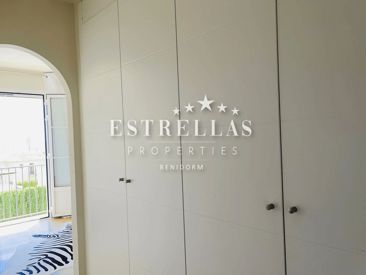 Luxe villa in Sierra Cortina met zeezicht, privézwembad en 4 slaapkamers in Finestrat
