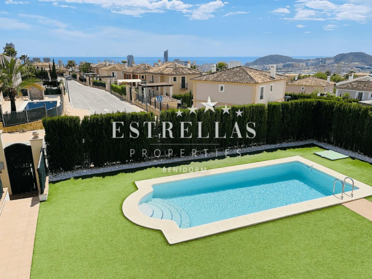 Luxe villa in Sierra Cortina met zeezicht, privézwembad en 4 slaapkamers in Finestrat