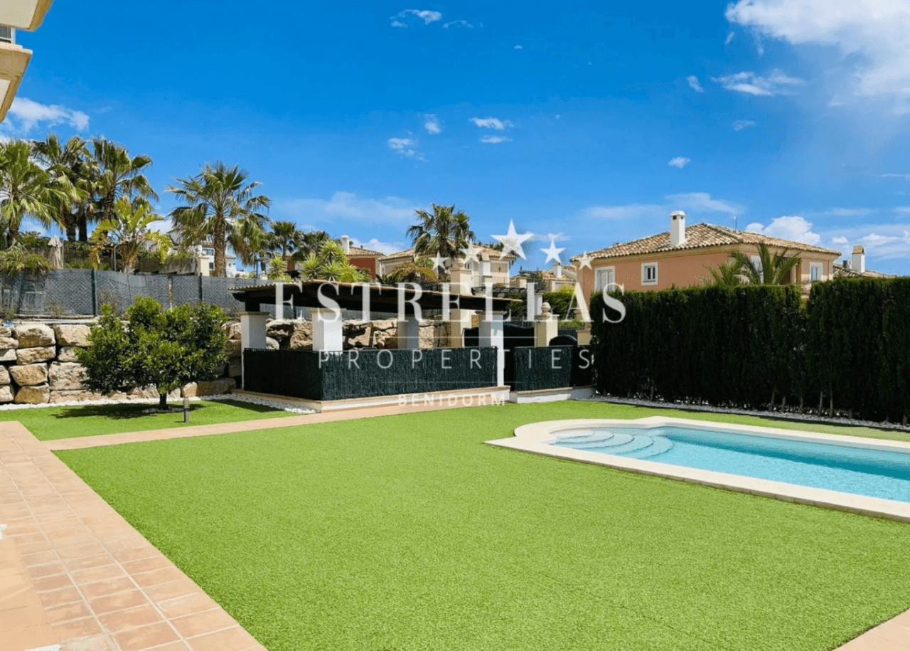 Luxe villa in Sierra Cortina met zeezicht, privézwembad en 4 slaapkamers in Finestrat