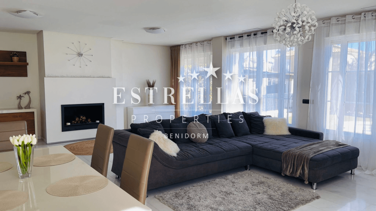 Luxe villa in Sierra Cortina met zeezicht, privézwembad en 4 slaapkamers in Finestrat