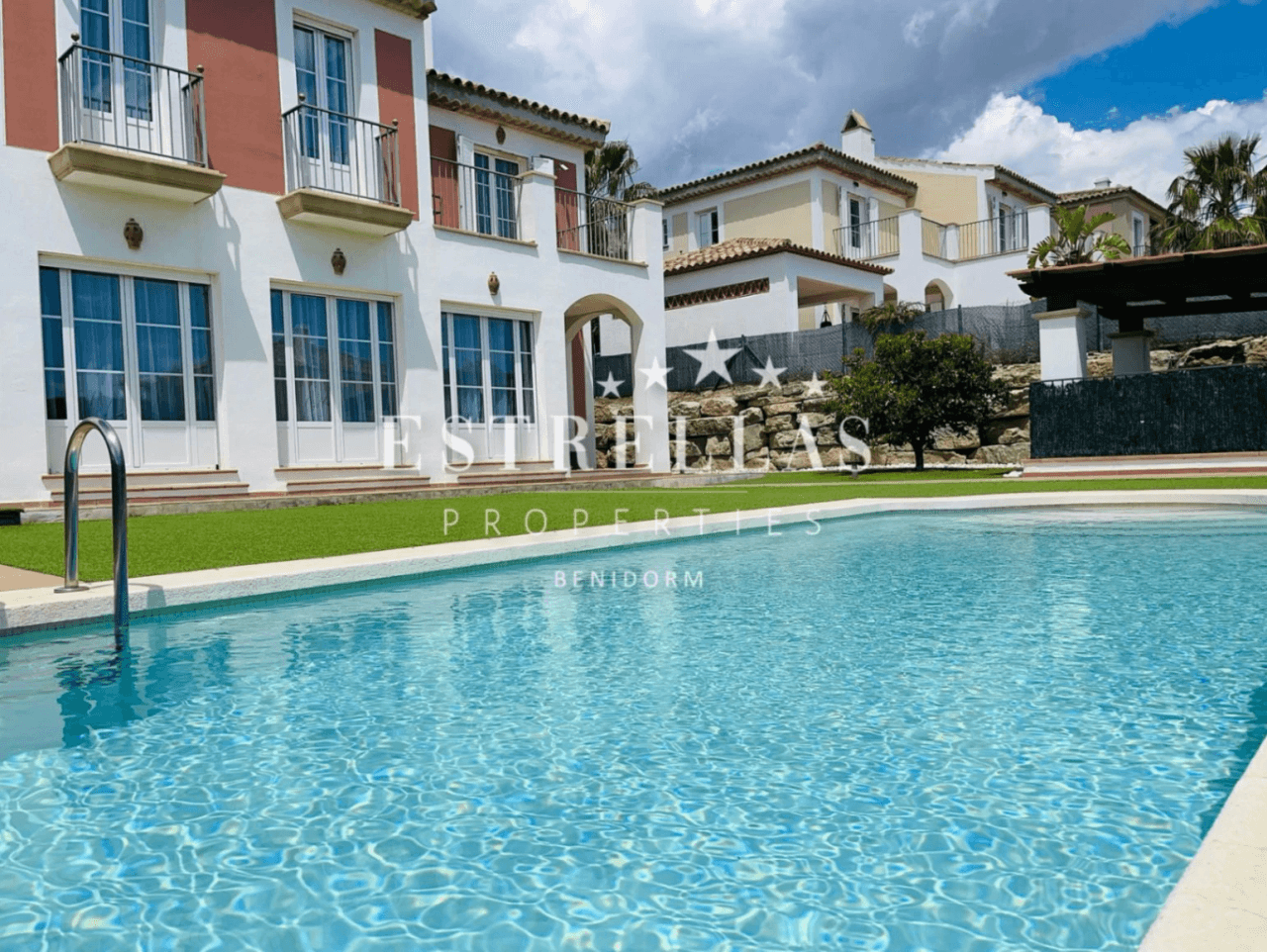 Luxe villa in Sierra Cortina met zeezicht, privézwembad en 4 slaapkamers in Finestrat