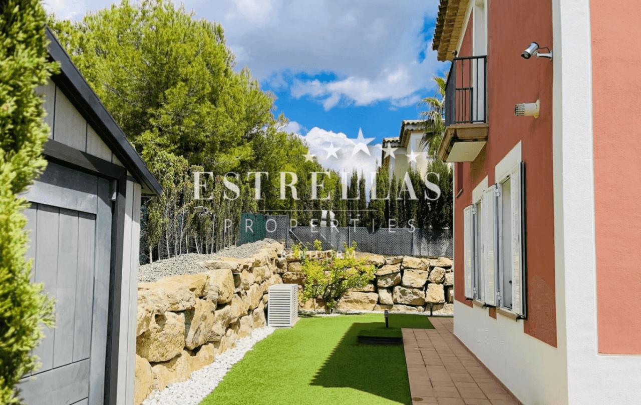 Luxe villa in Sierra Cortina met zeezicht, privézwembad en 4 slaapkamers in Finestrat