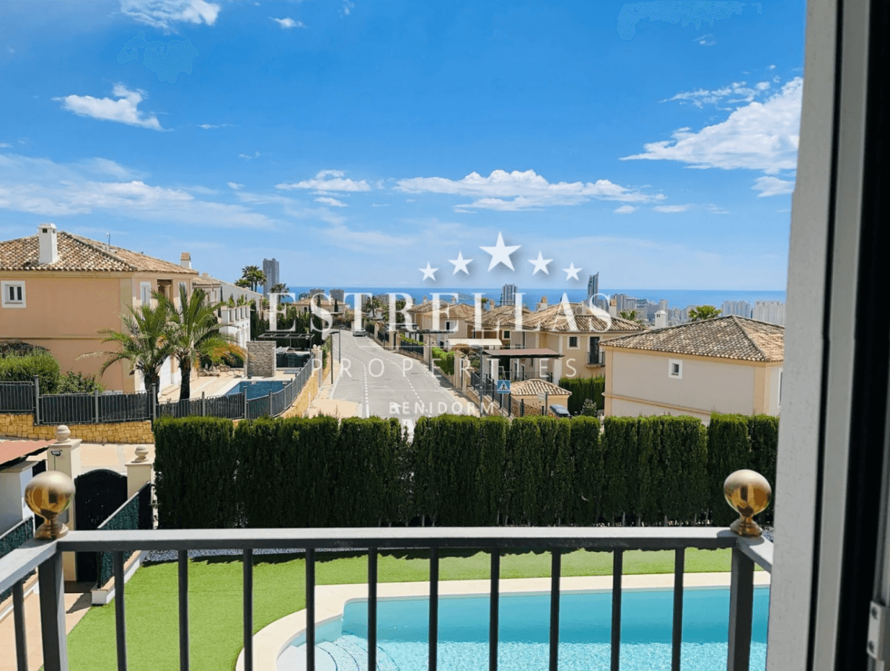 Luxe villa in Sierra Cortina met zeezicht, privézwembad en 4 slaapkamers in Finestrat