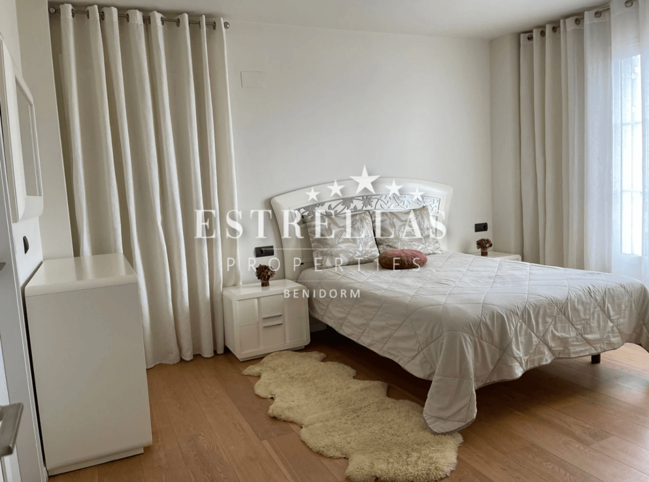 Luxe villa in Sierra Cortina met zeezicht, privézwembad en 4 slaapkamers in Finestrat