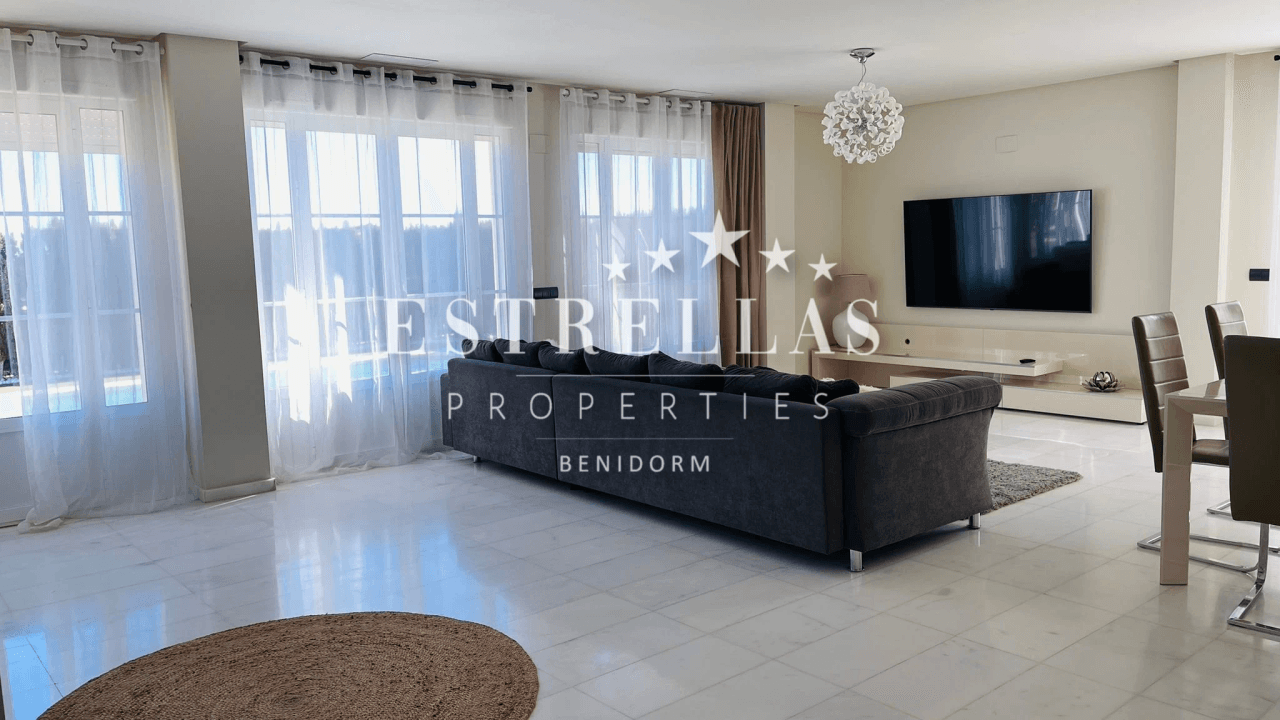 Luxe villa in Sierra Cortina met zeezicht, privézwembad en 4 slaapkamers in Finestrat