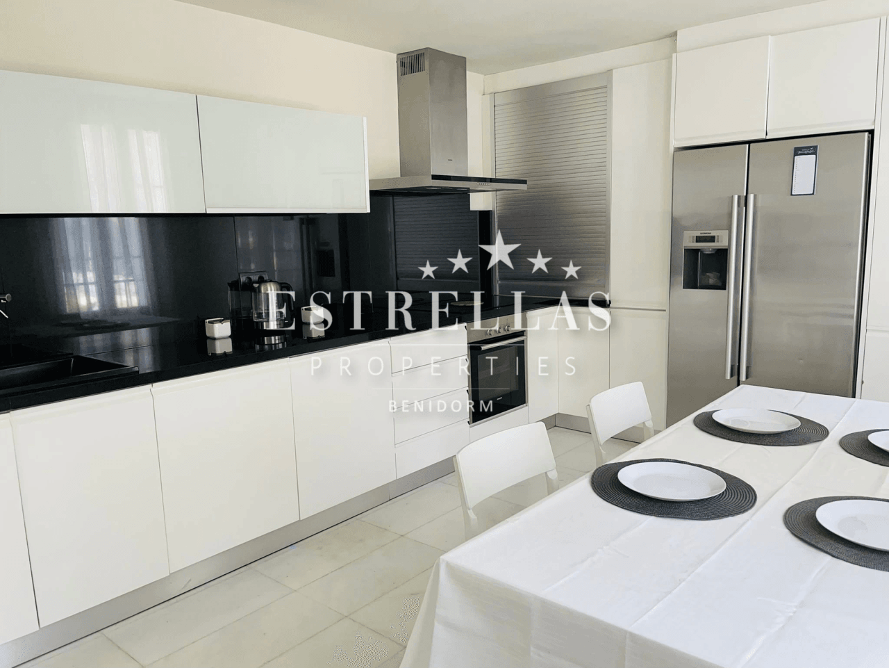 Luxe villa in Sierra Cortina met zeezicht, privézwembad en 4 slaapkamers in Finestrat