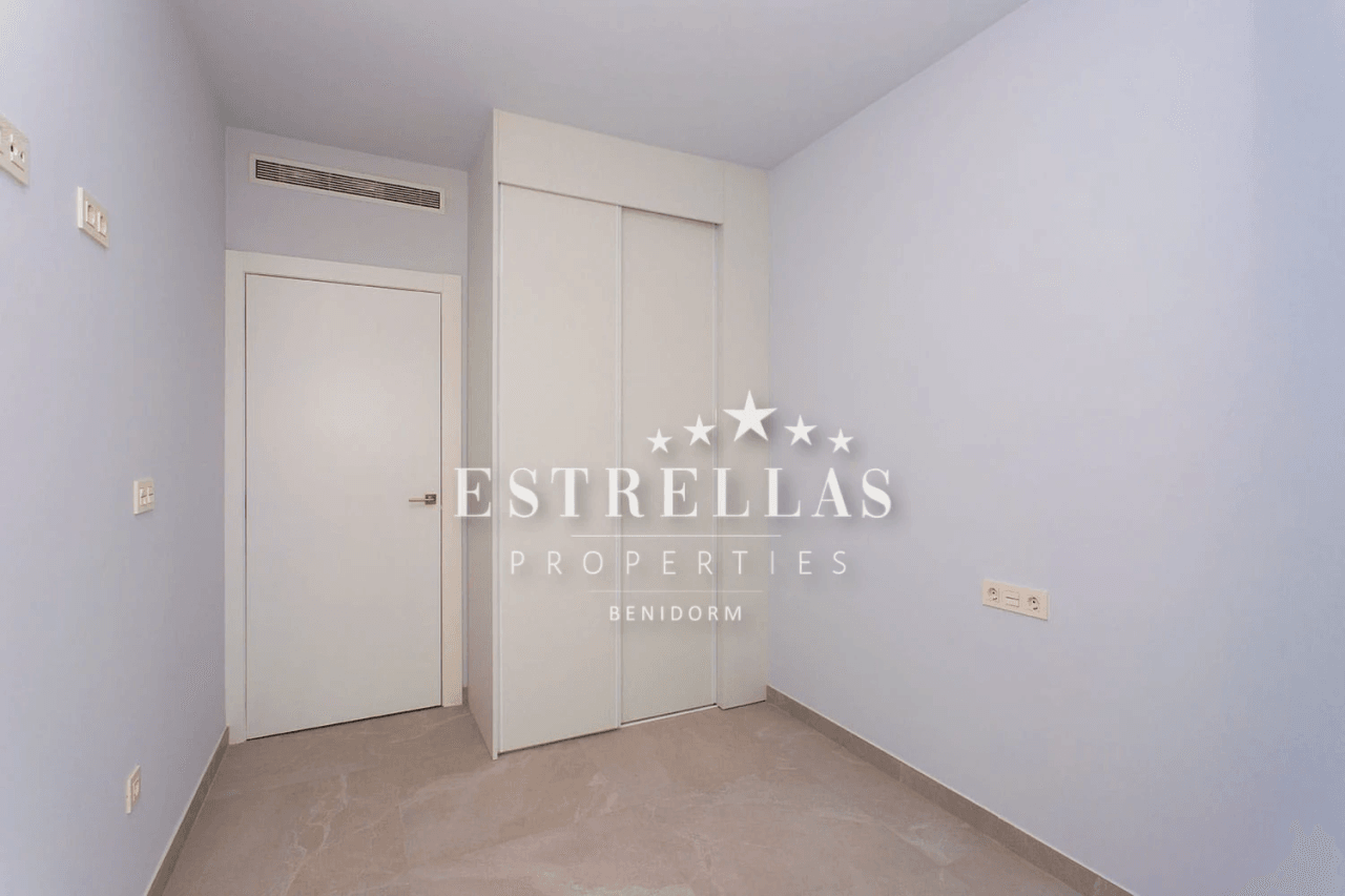 Moderne appartement nabij het strand in Torrevieja met zwembad en uitzicht op zee