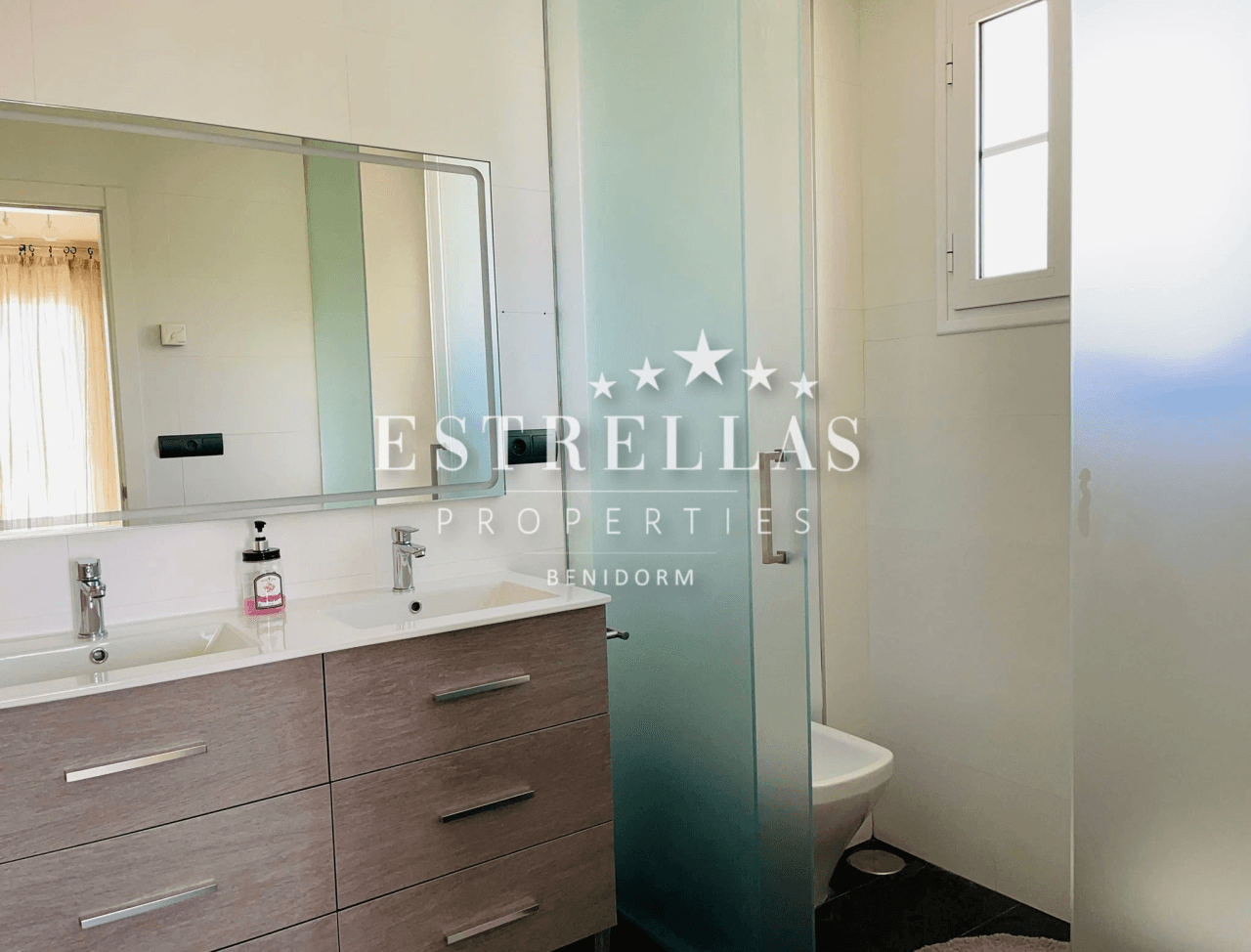 Luxe villa in Sierra Cortina met zeezicht, privézwembad en 4 slaapkamers in Finestrat