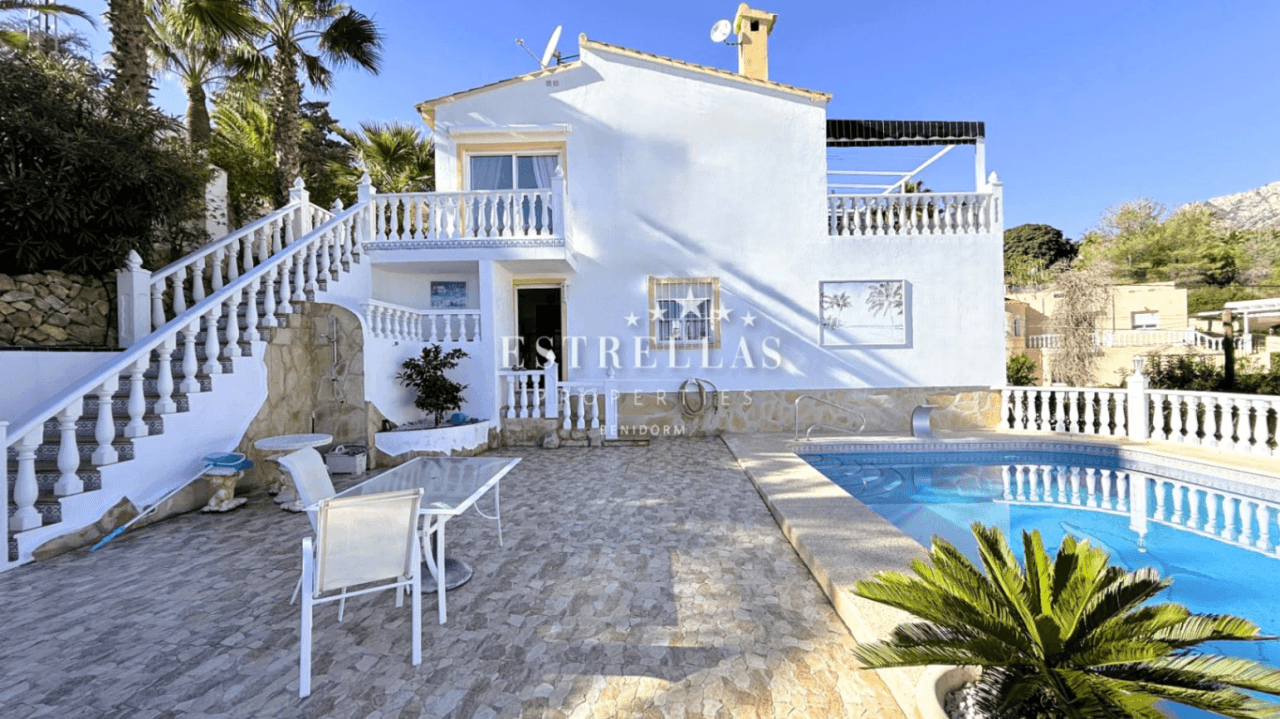Casa familiar con vistas al mar, piscina privada y gran parcela en La Nucía
