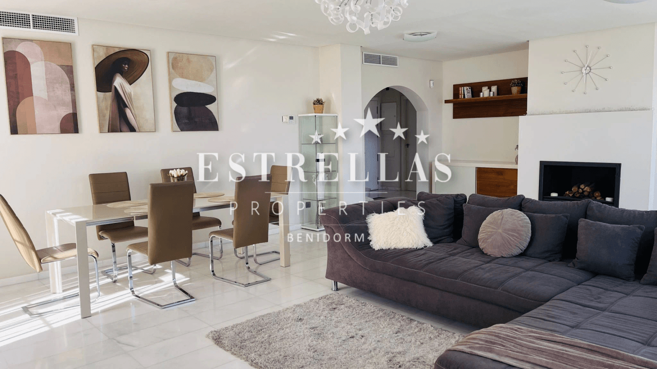 Luxe villa in Sierra Cortina met zeezicht, privézwembad en 4 slaapkamers in Finestrat