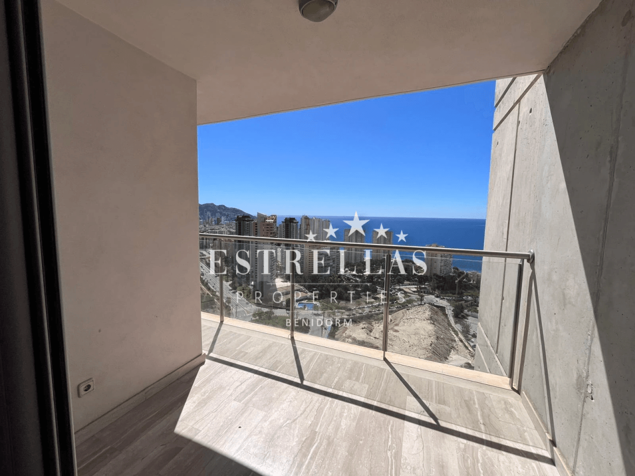 Exclusivo apartamento con vistas al mar parking y trastero en Playa de Poniente, Benidorm
