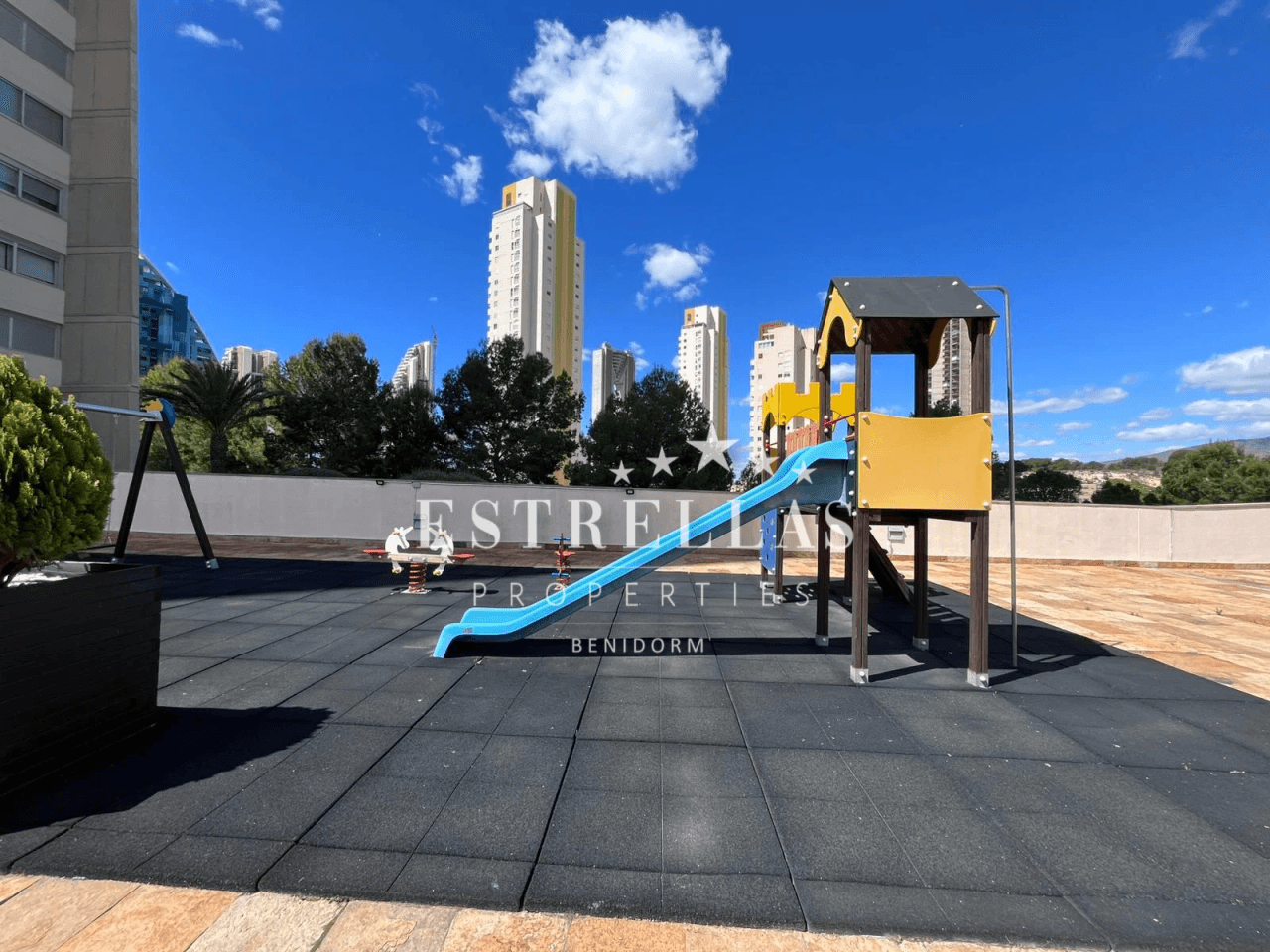 Exclusivo apartamento con vistas al mar parking y trastero en Playa de Poniente, Benidorm