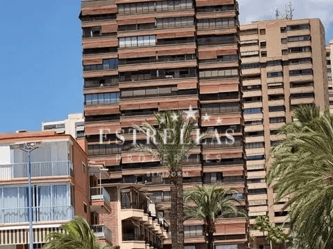 Piso reformado en venta en Playa de Poniente Benidorm con vistas al mar, piscina y parking privado