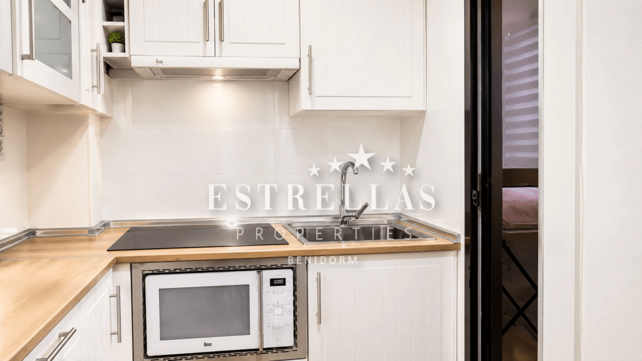 Piso reformado en venta en Playa de Poniente Benidorm con vistas al mar, piscina y parking privado
