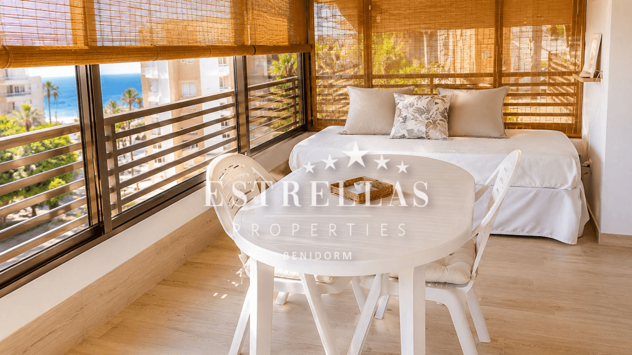 Piso reformado en venta en Playa de Poniente Benidorm con vistas al mar, piscina y parking privado