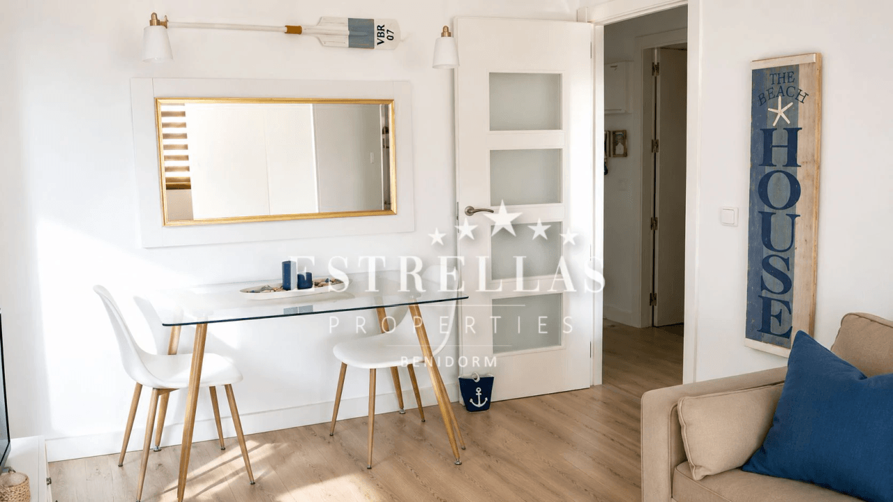 Piso reformado en venta en Playa de Poniente Benidorm con vistas al mar, piscina y parking privado