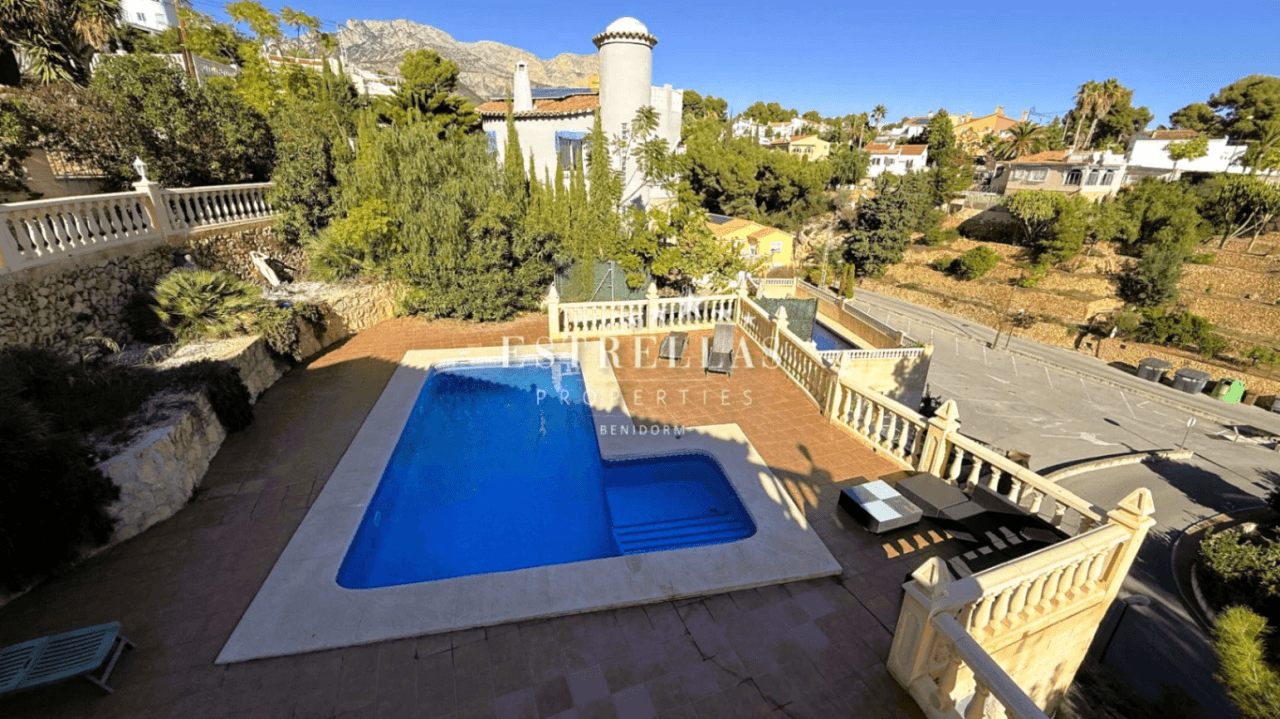 Amplia villa con piscina privada y gran parcela en Urbanización Panorama, La Nucía