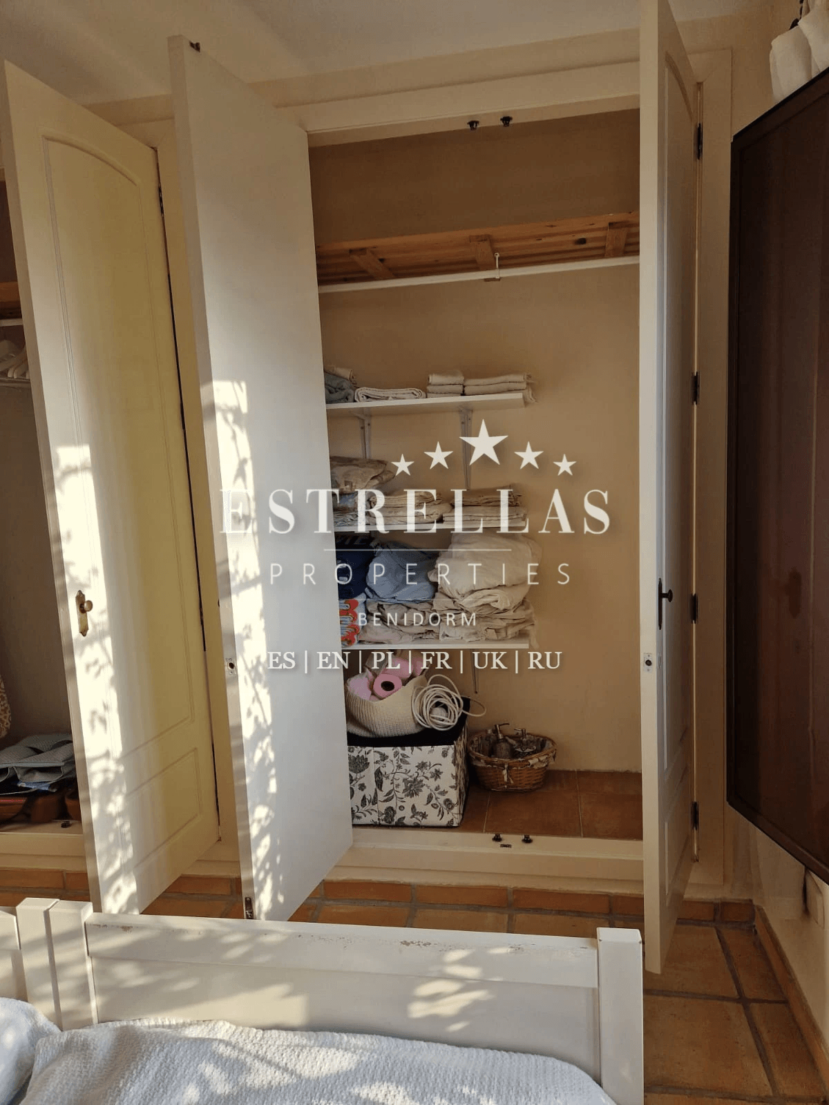 Adosado mediterráneo en venta en Golf Bahía Finestrat con solárium, vistas al mar y skyline de Benidorm