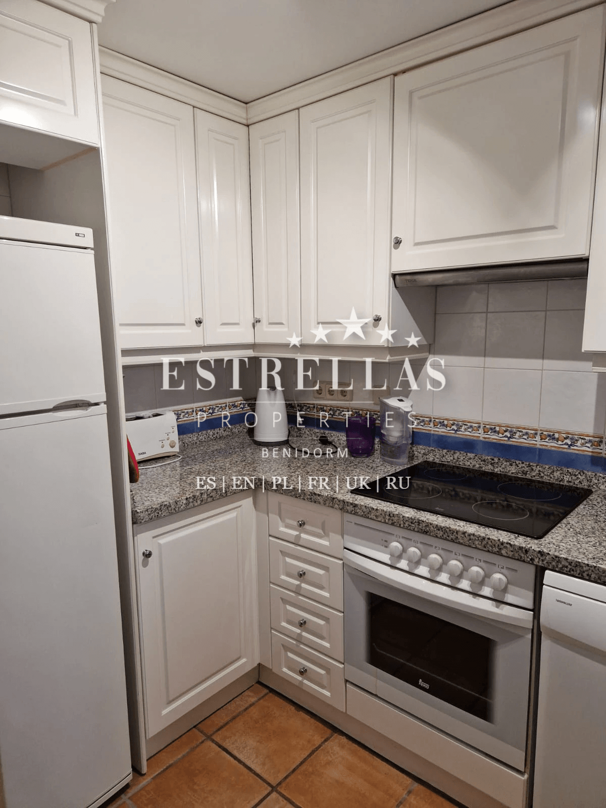 Adosado mediterráneo en venta en Golf Bahía Finestrat con solárium, vistas al mar y skyline de Benidorm