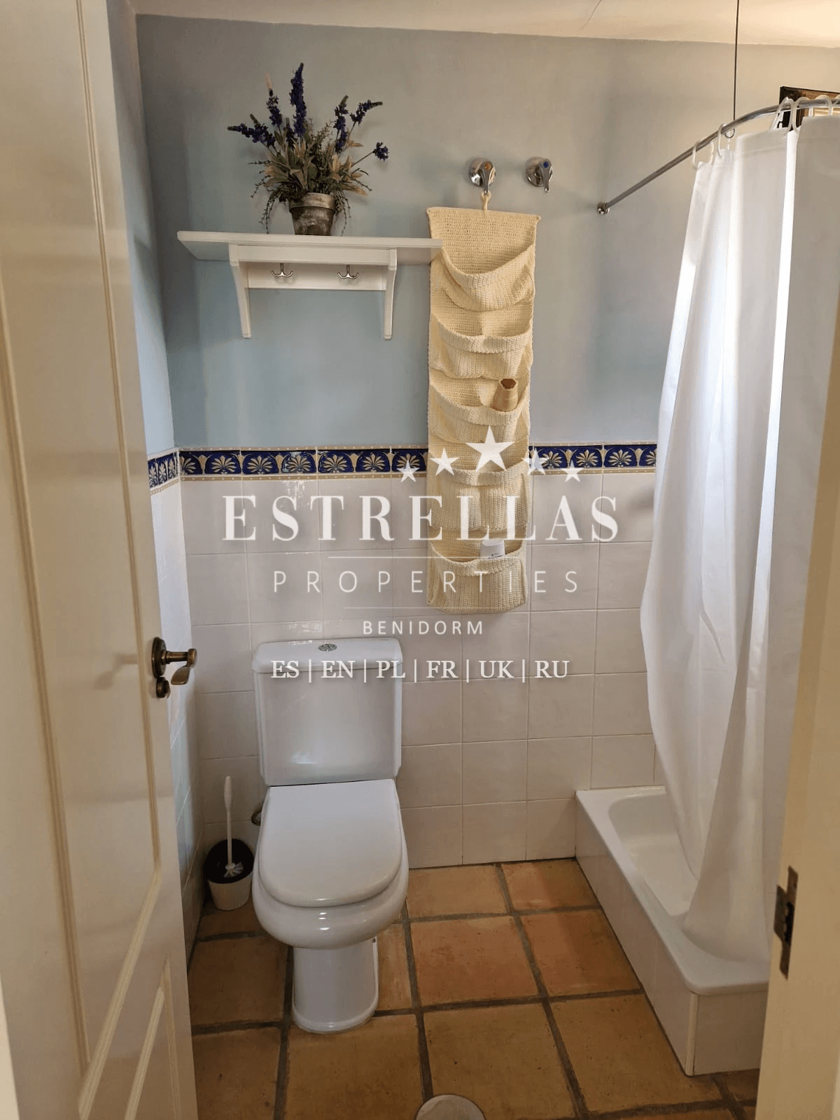 Adosado mediterráneo en venta en Golf Bahía Finestrat con solárium, vistas al mar y skyline de Benidorm