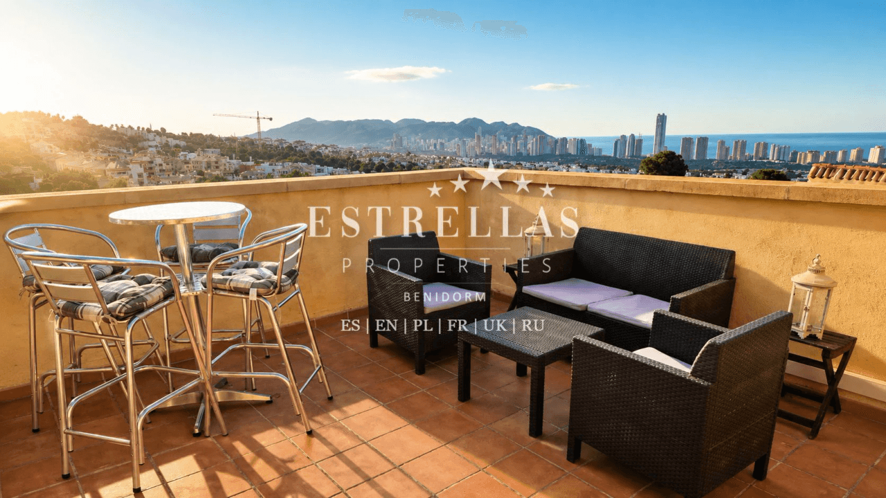 Adosado mediterráneo en venta en Golf Bahía Finestrat con solárium, vistas al mar y skyline de Benidorm