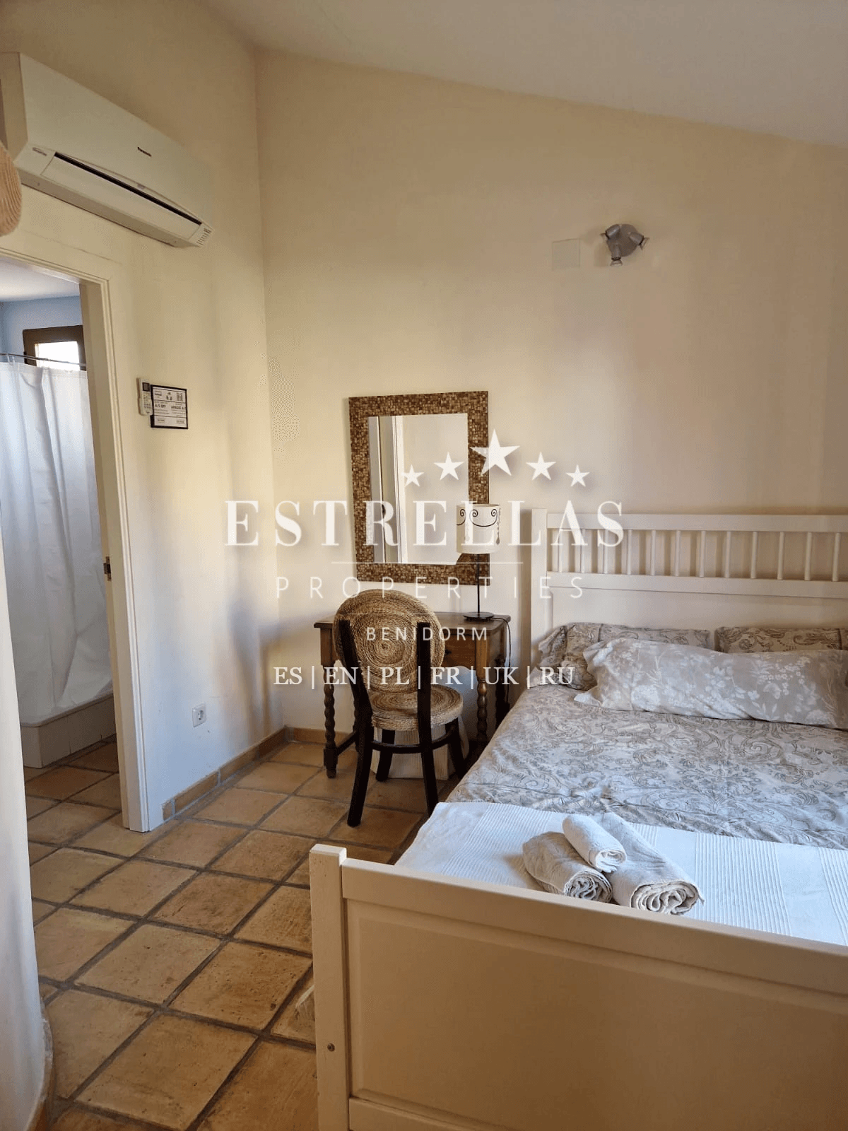 Adosado mediterráneo en venta en Golf Bahía Finestrat con solárium, vistas al mar y skyline de Benidorm