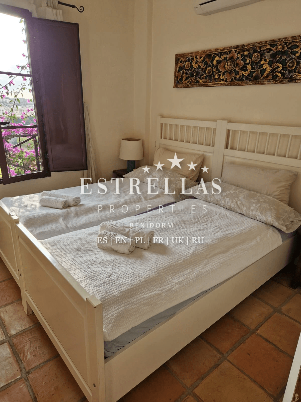 Adosado mediterráneo en venta en Golf Bahía Finestrat con solárium, vistas al mar y skyline de Benidorm