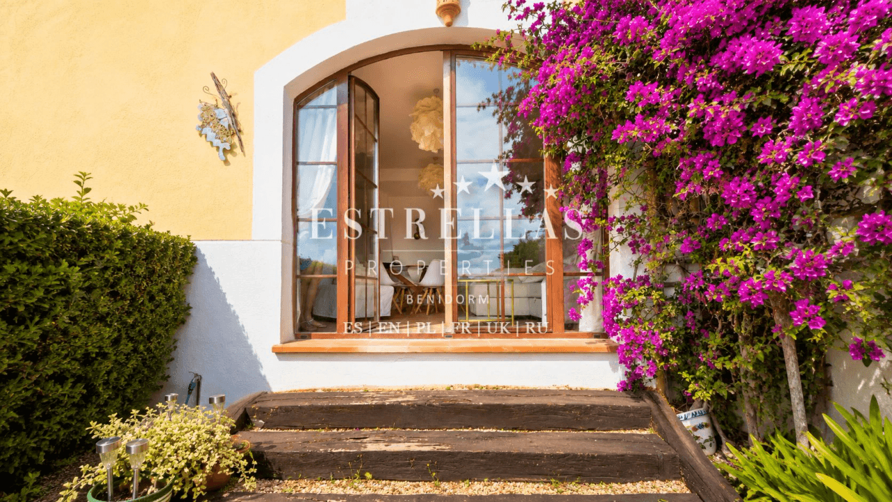Adosado mediterráneo en venta en Golf Bahía Finestrat con solárium, vistas al mar y skyline de Benidorm
