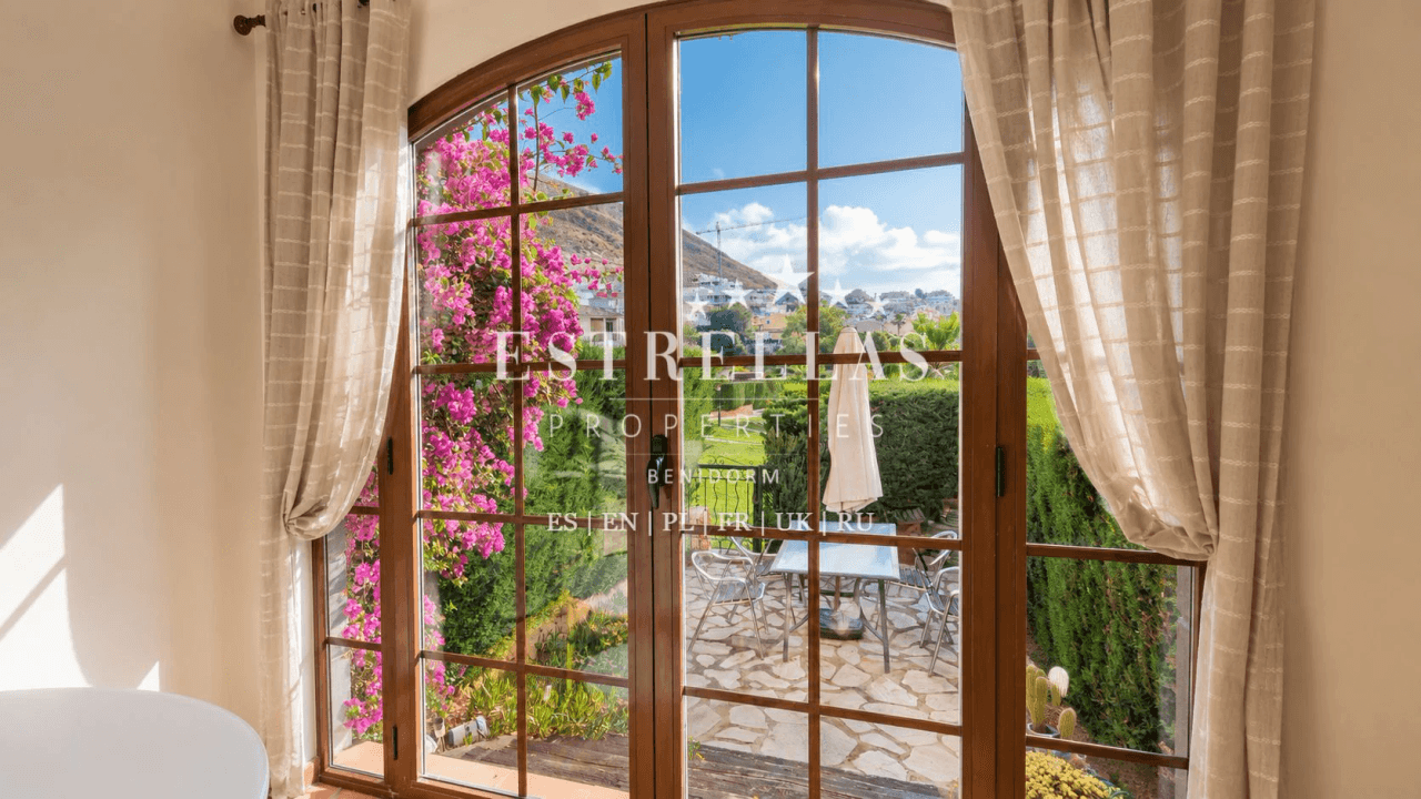 Adosado mediterráneo en venta en Golf Bahía Finestrat con solárium, vistas al mar y skyline de Benidorm
