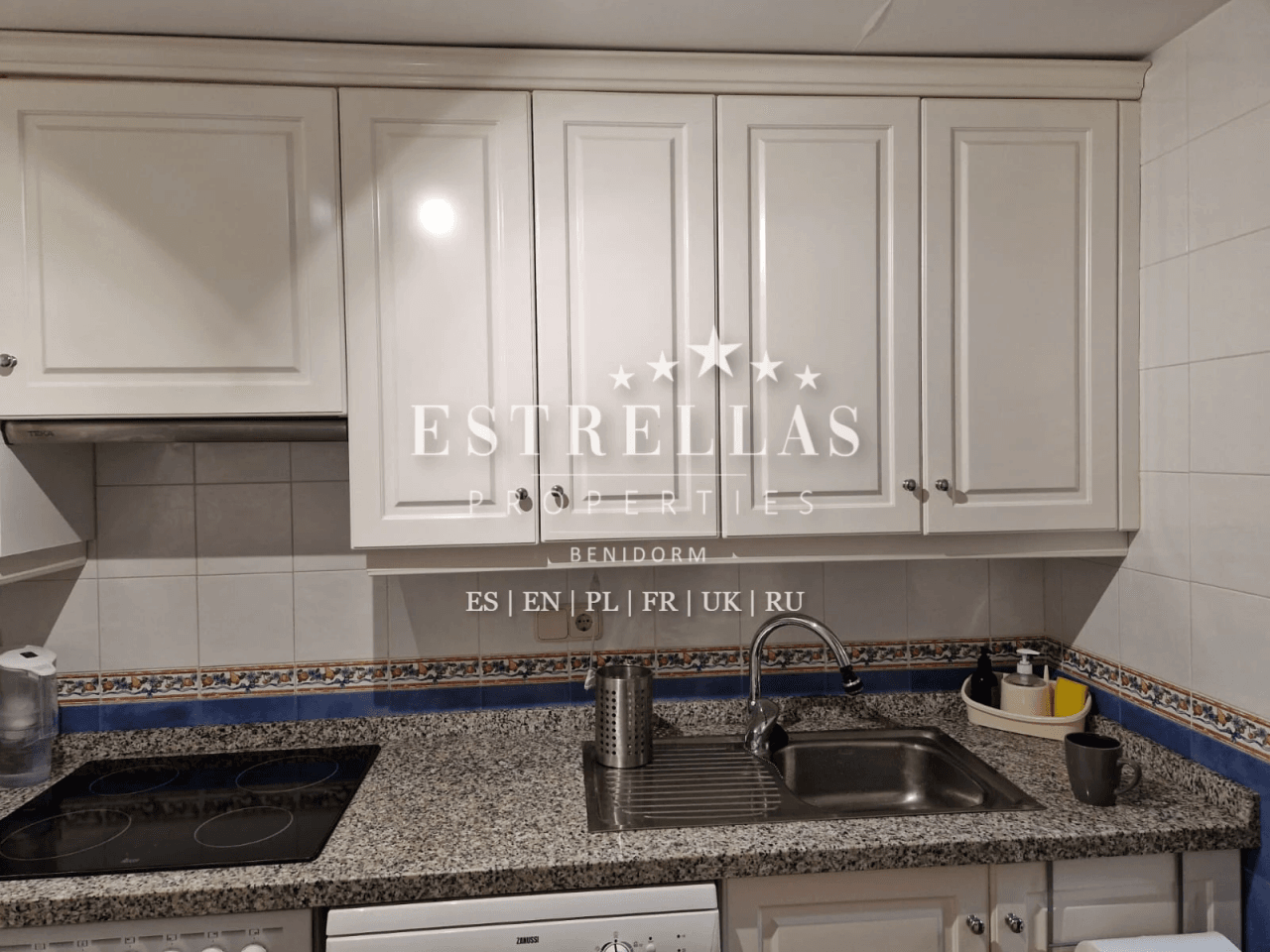 Adosado mediterráneo en venta en Golf Bahía Finestrat con solárium, vistas al mar y skyline de Benidorm