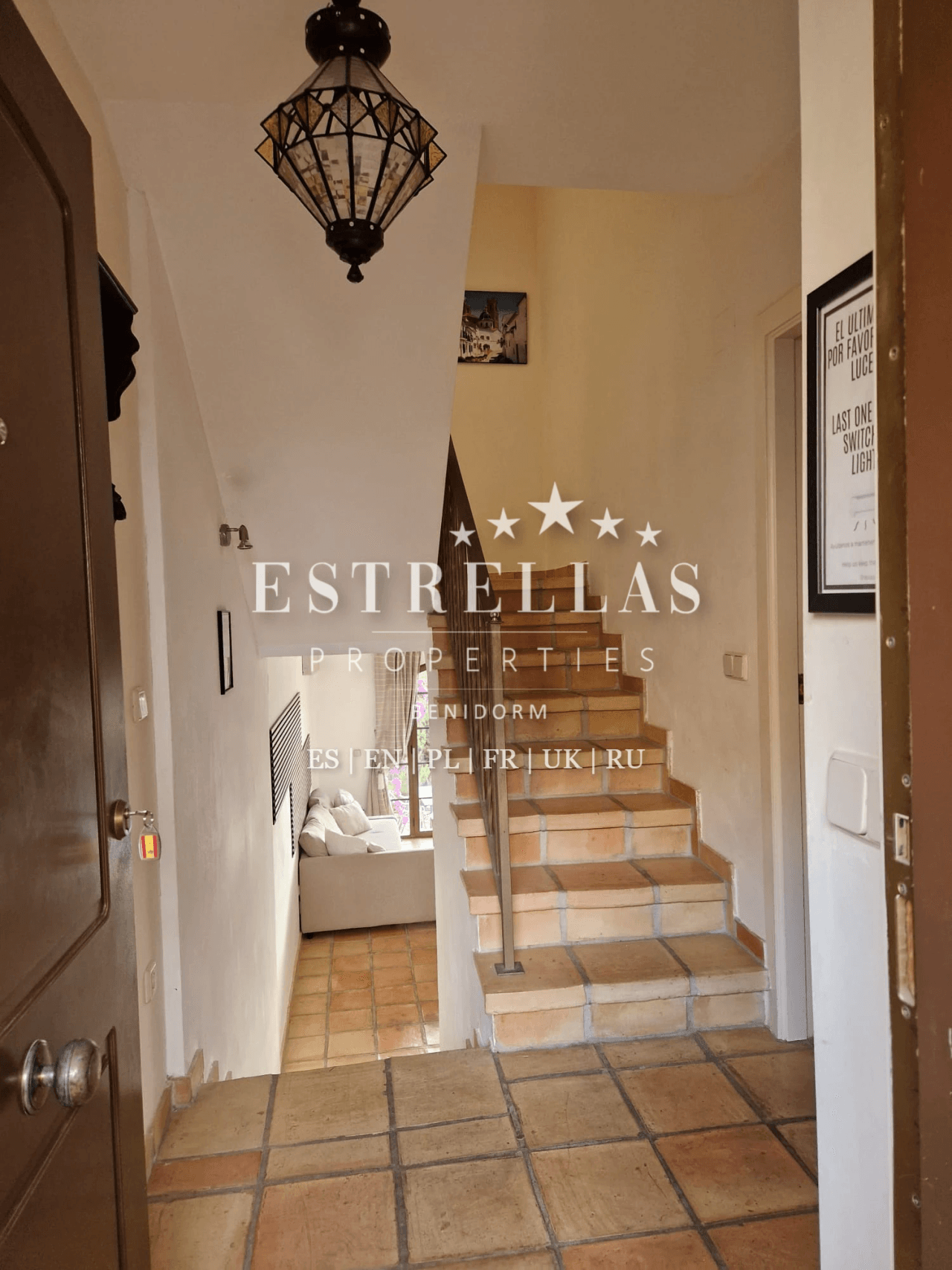 Adosado mediterráneo en venta en Golf Bahía Finestrat con solárium, vistas al mar y skyline de Benidorm