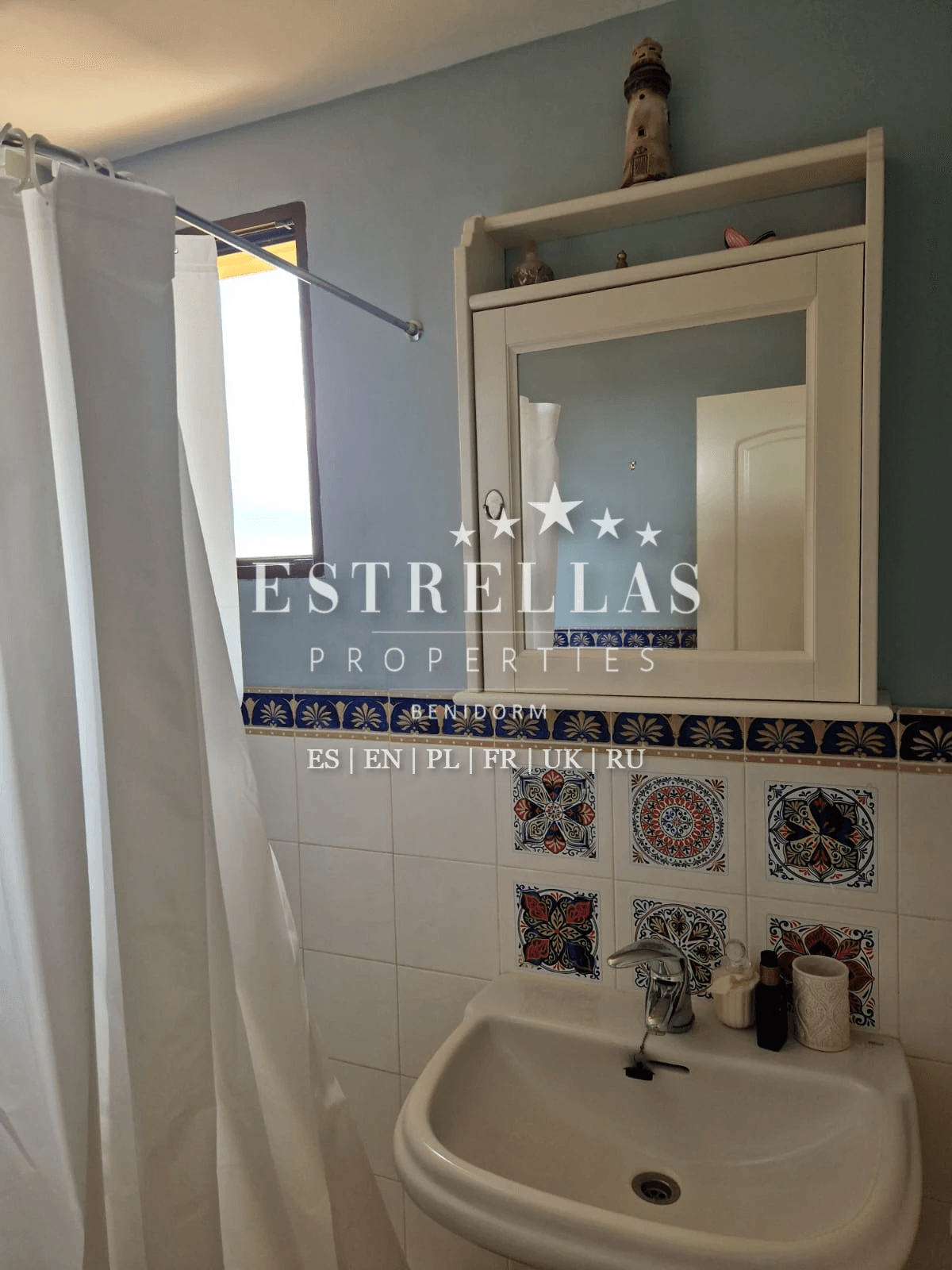 Adosado mediterráneo en venta en Golf Bahía Finestrat con solárium, vistas al mar y skyline de Benidorm