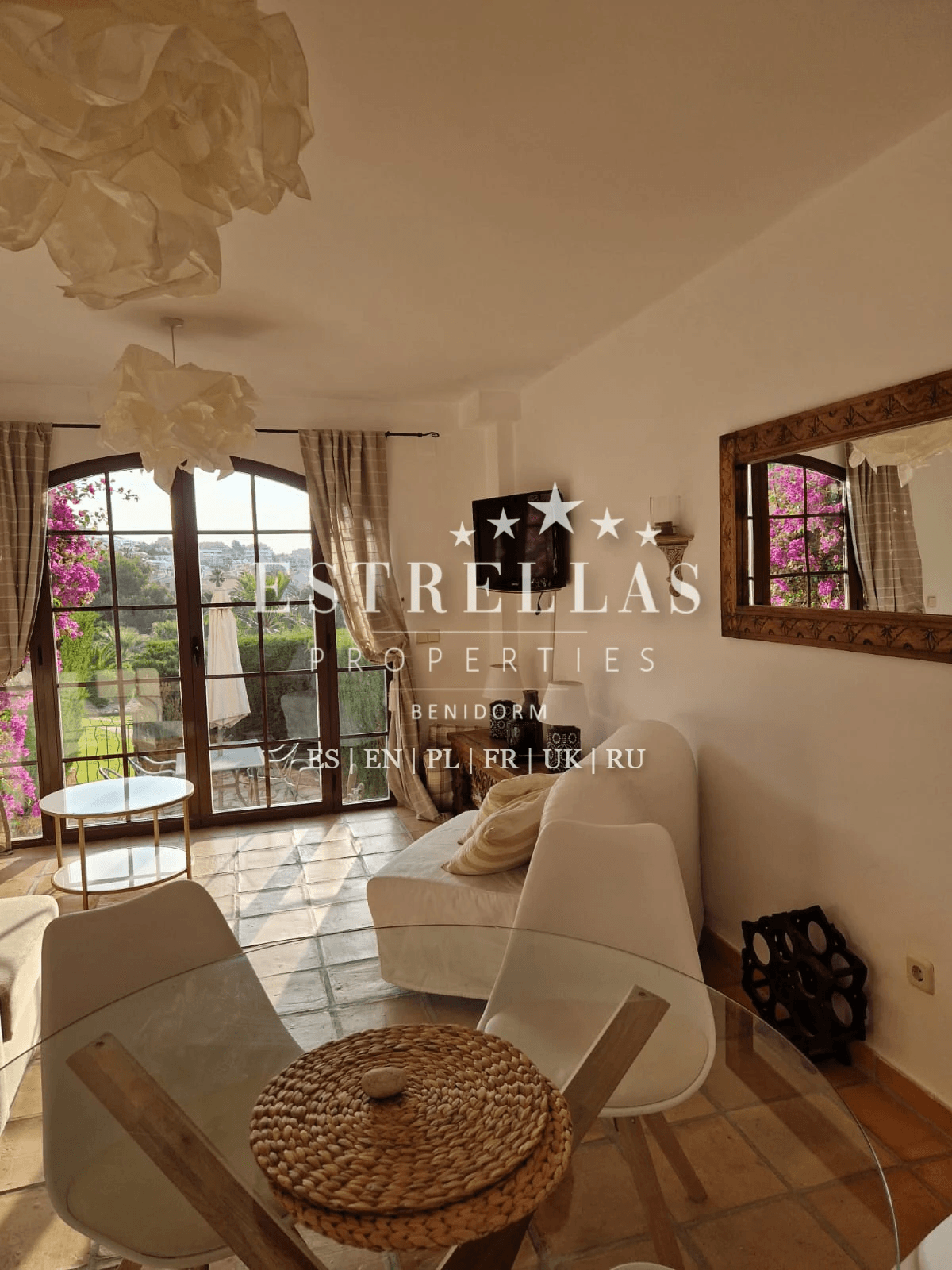 Adosado mediterráneo en venta en Golf Bahía Finestrat con solárium, vistas al mar y skyline de Benidorm