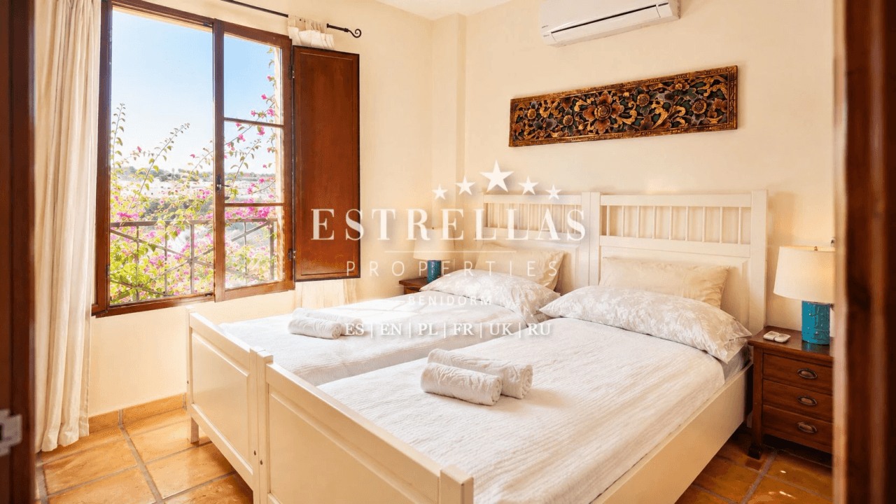 Adosado mediterráneo en venta en Golf Bahía Finestrat con solárium, vistas al mar y skyline de Benidorm