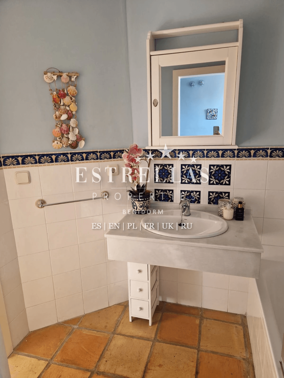 Adosado mediterráneo en venta en Golf Bahía Finestrat con solárium, vistas al mar y skyline de Benidorm