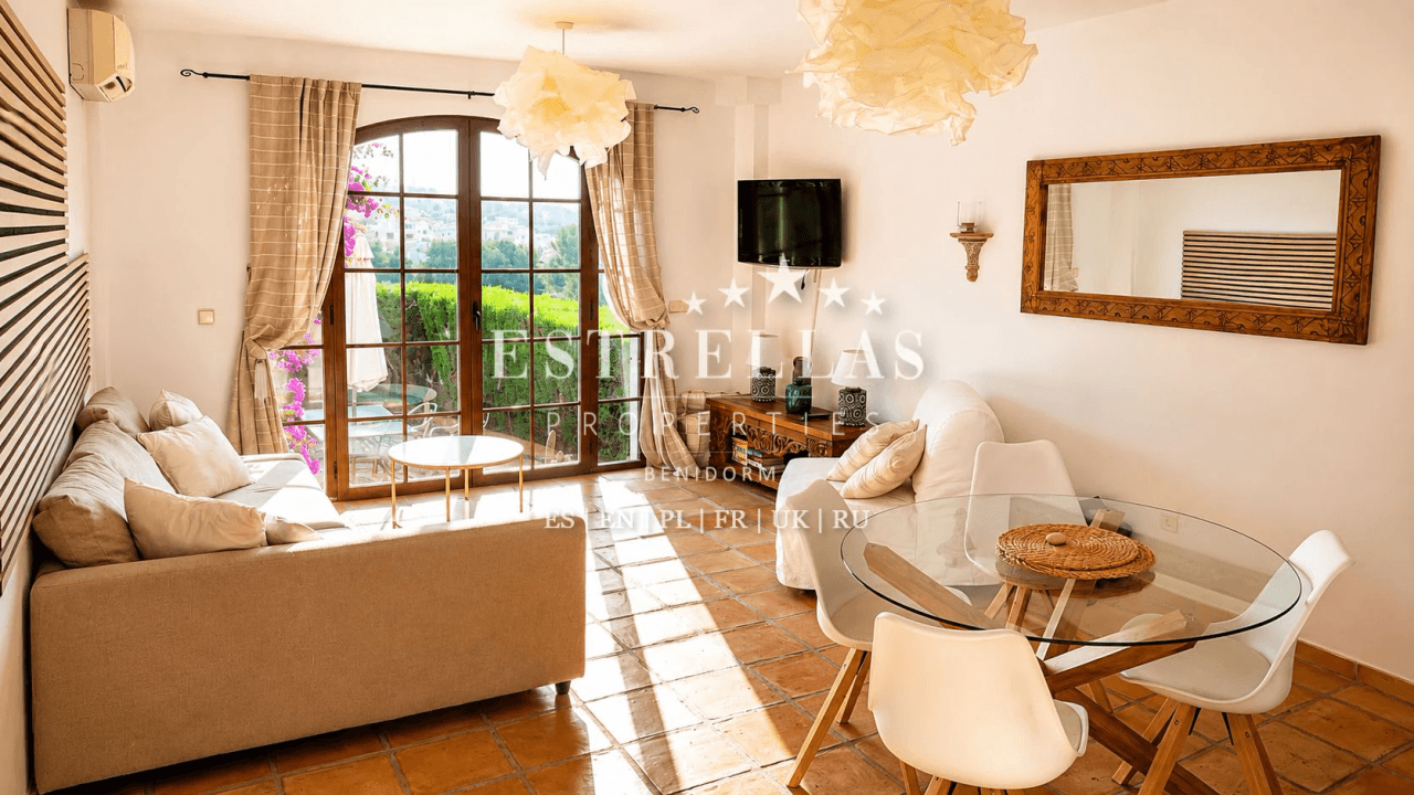 Adosado mediterráneo en venta en Golf Bahía Finestrat con solárium, vistas al mar y skyline de Benidorm