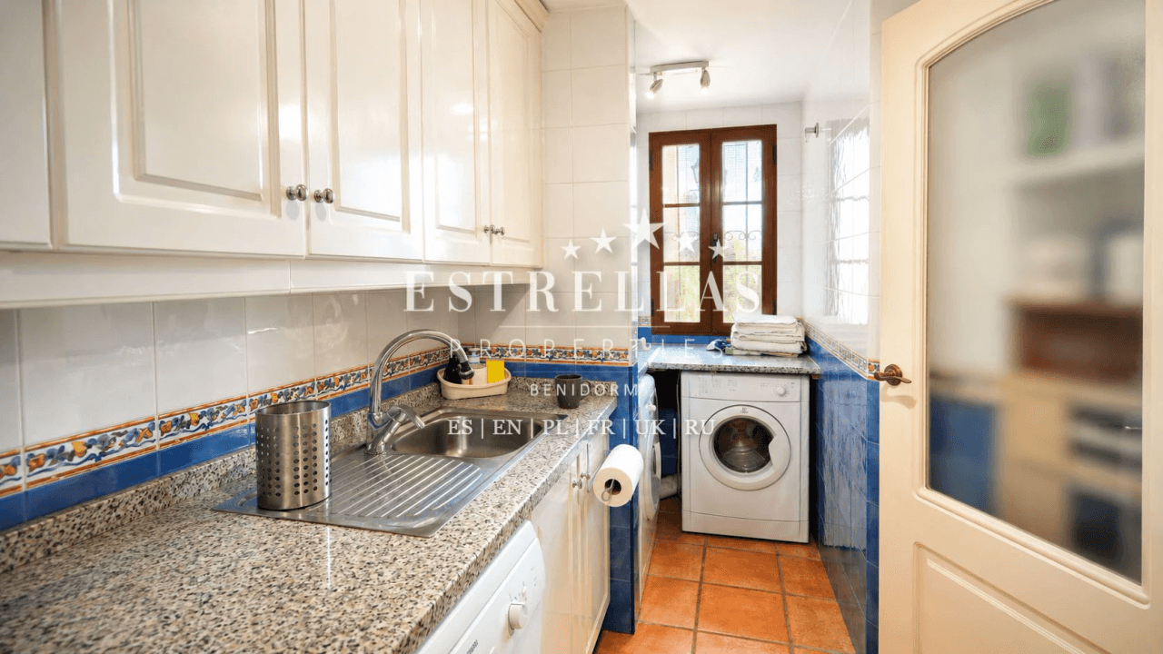 Adosado mediterráneo en venta en Golf Bahía Finestrat con solárium, vistas al mar y skyline de Benidorm