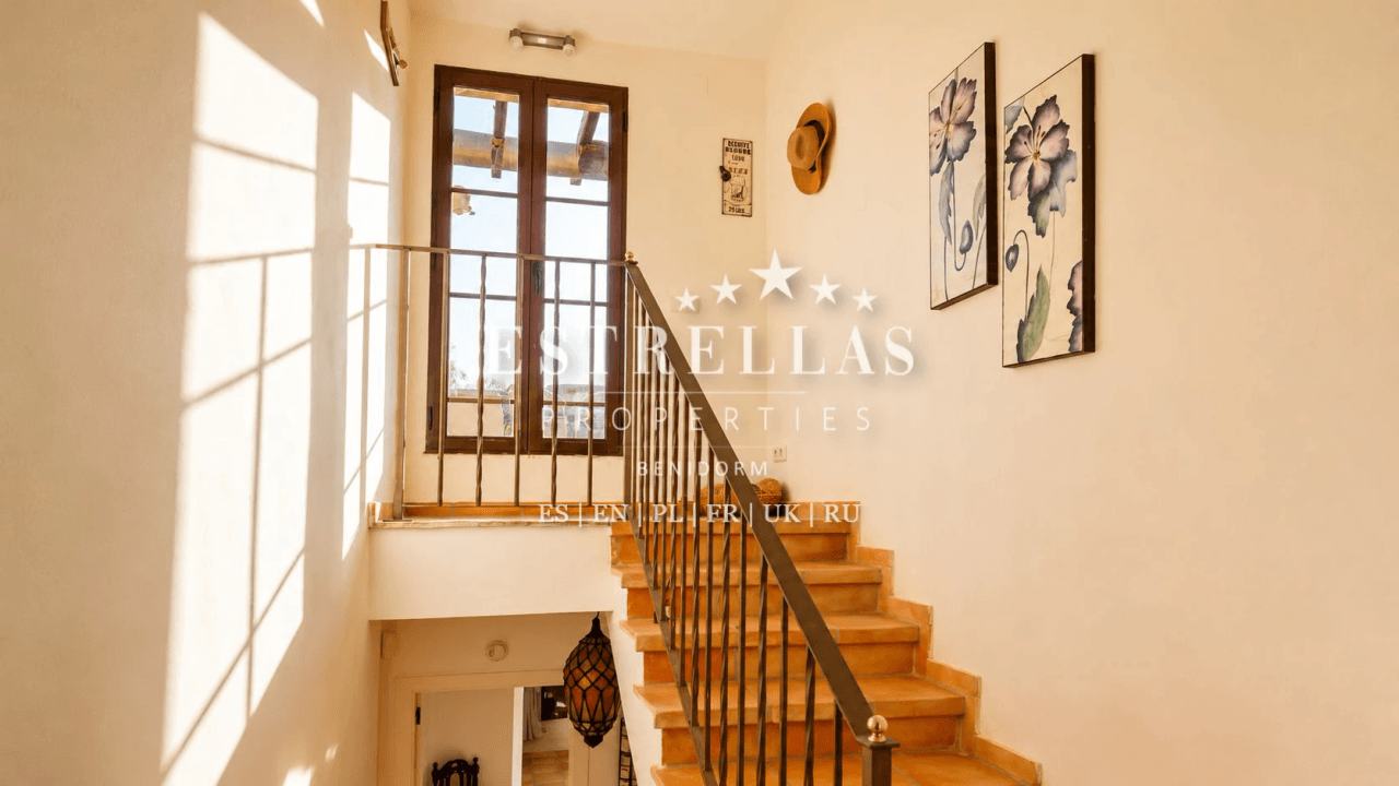 Adosado mediterráneo en venta en Golf Bahía Finestrat con solárium, vistas al mar y skyline de Benidorm