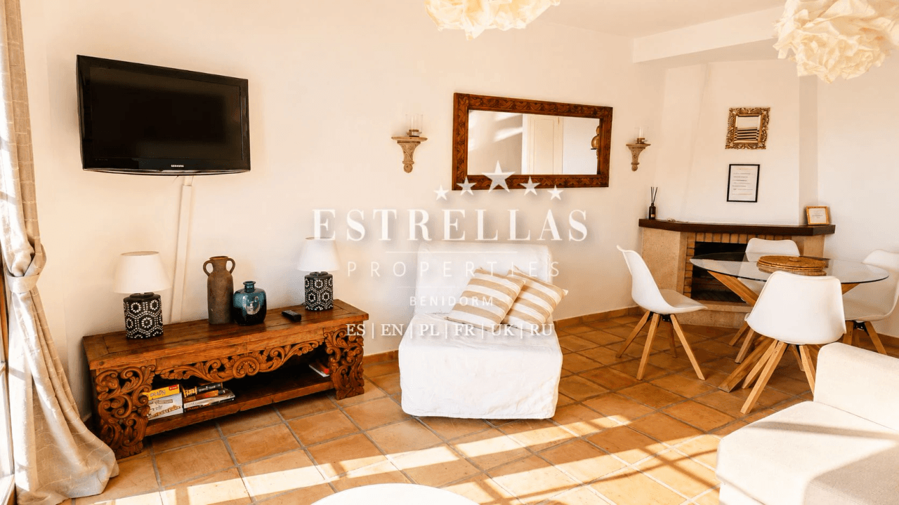 Adosado mediterráneo en venta en Golf Bahía Finestrat con solárium, vistas al mar y skyline de Benidorm