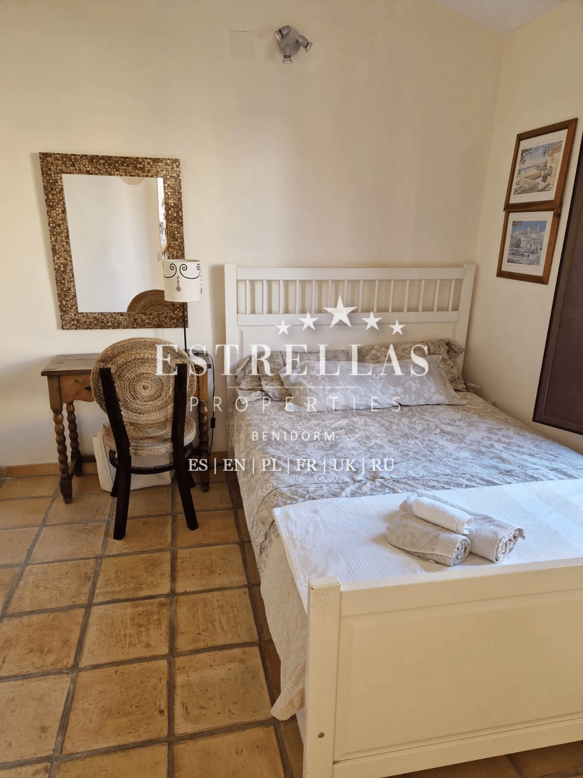 Adosado mediterráneo en venta en Golf Bahía Finestrat con solárium, vistas al mar y skyline de Benidorm