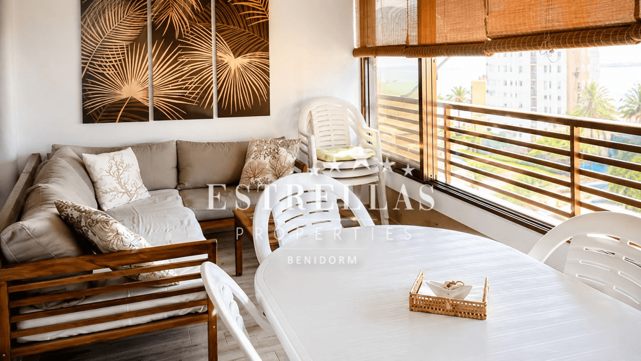 Wohnung mit Meerblick, Schwimmbad und privatem Parkplatz zum Verkauf in Playa de Poniente Benidorm, renoviert.