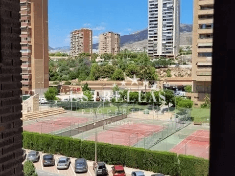 Wohnung mit Meerblick, Schwimmbad und privatem Parkplatz zum Verkauf in Playa de Poniente Benidorm, renoviert.