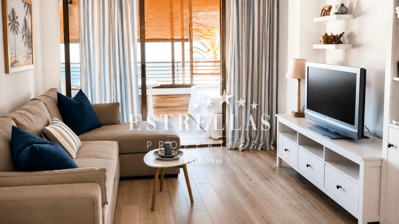 Wohnung mit Meerblick, Schwimmbad und privatem Parkplatz zum Verkauf in Playa de Poniente Benidorm, renoviert.