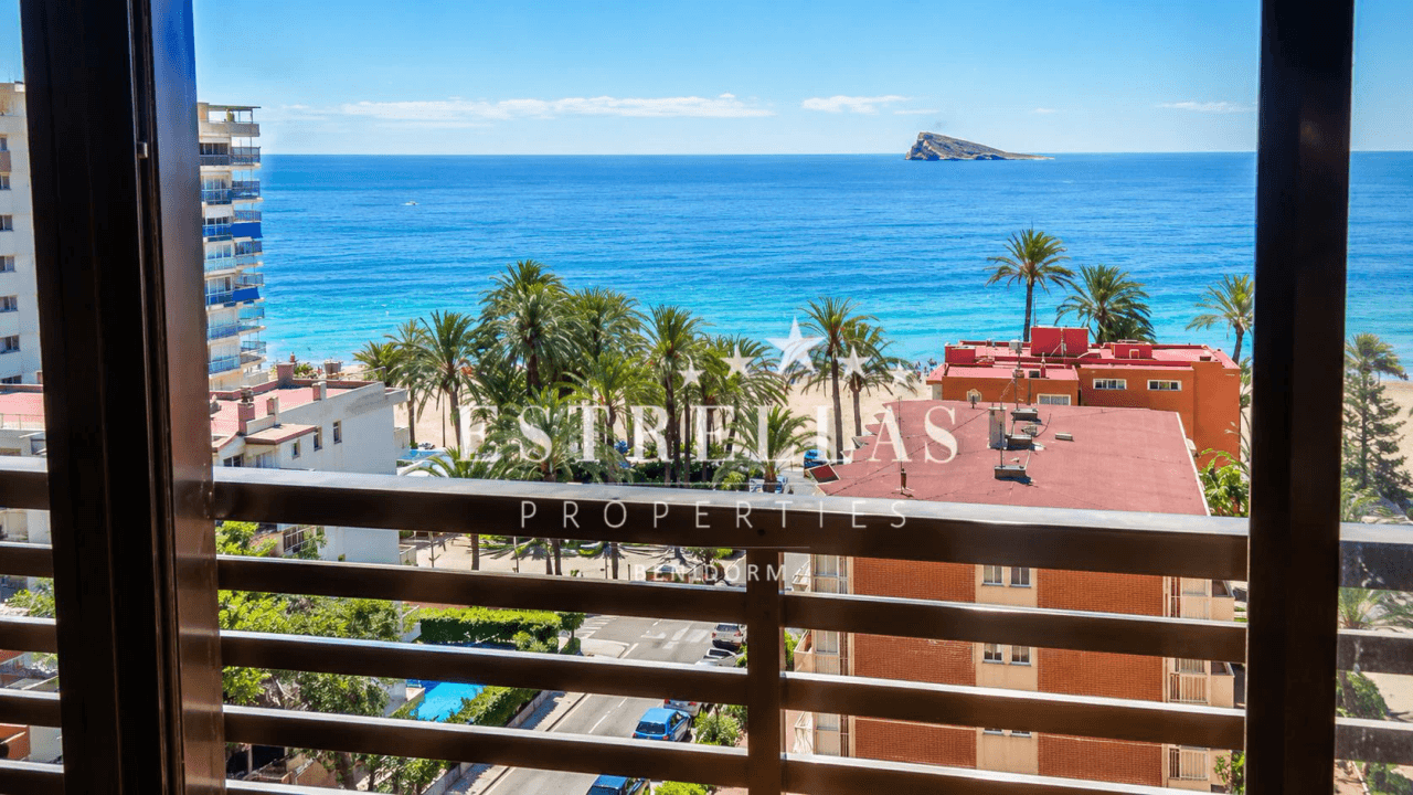 Wohnung mit Meerblick, Schwimmbad und privatem Parkplatz zum Verkauf in Playa de Poniente Benidorm, renoviert.