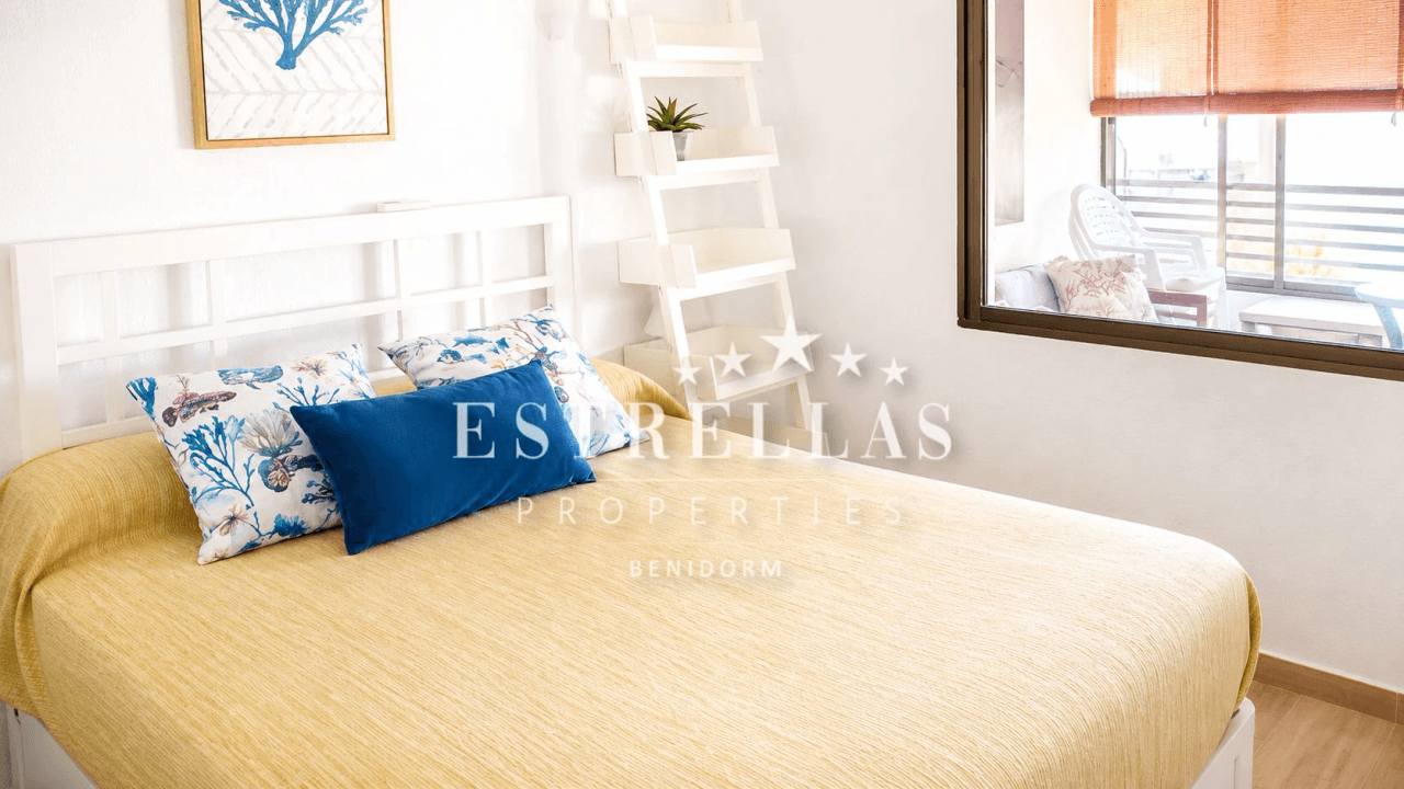 Wohnung mit Meerblick, Schwimmbad und privatem Parkplatz zum Verkauf in Playa de Poniente Benidorm, renoviert.