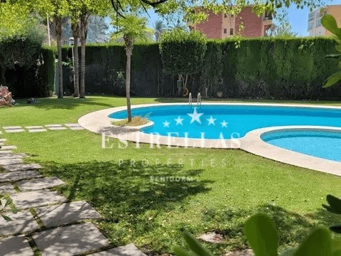 Wohnung mit Meerblick, Schwimmbad und privatem Parkplatz zum Verkauf in Playa de Poniente Benidorm, renoviert.
