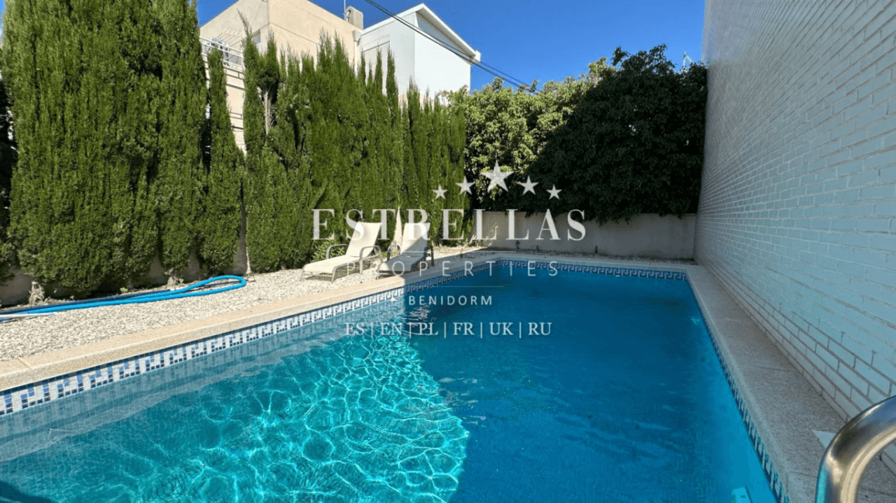 Exclusieve INVESTERINGSMOGELIJKHEID: set van 3 villa's met uitzicht op zee, 2 privézwembaden en hoge rendement.