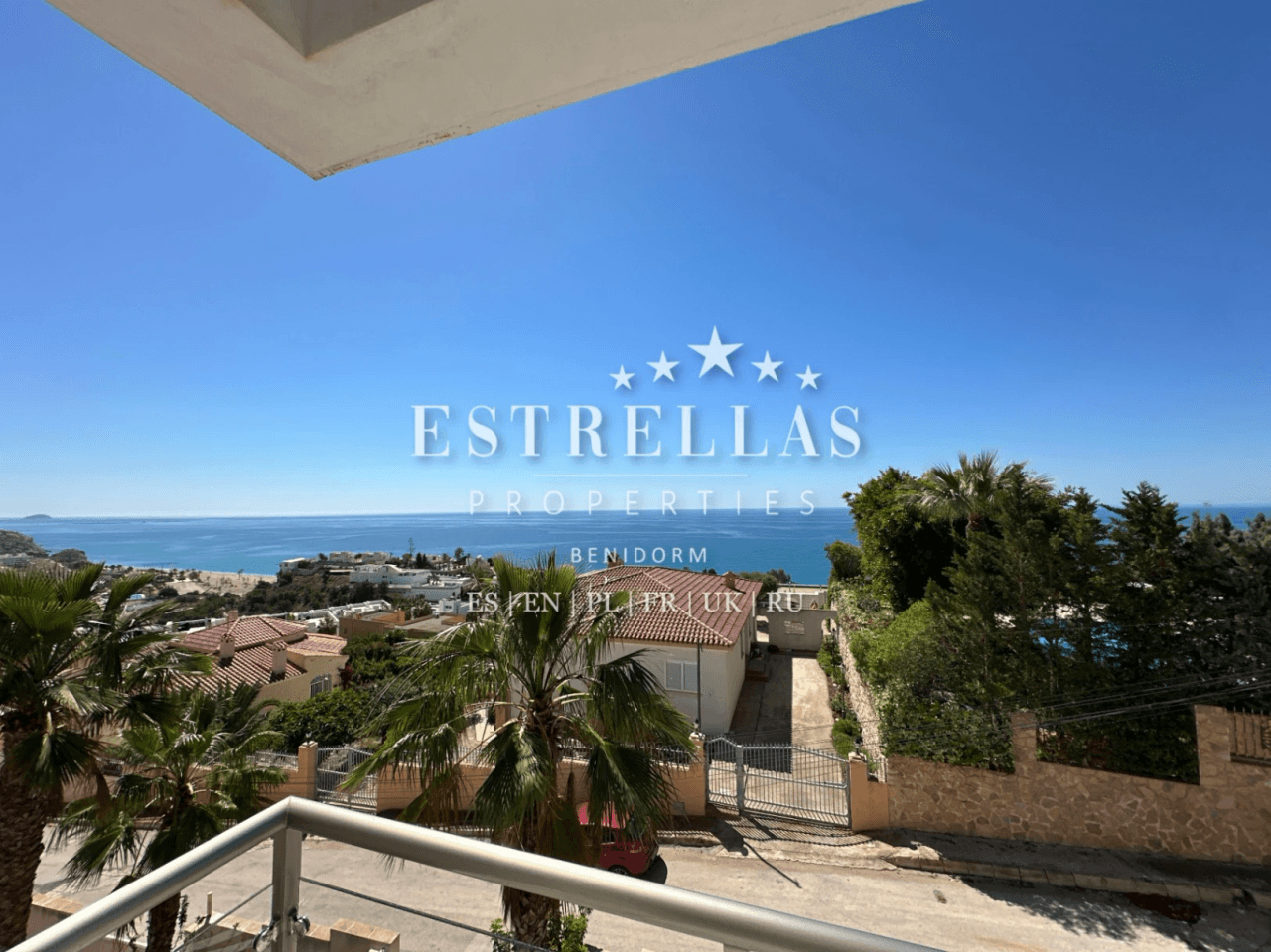 Exclusieve INVESTERINGSMOGELIJKHEID: set van 3 villa's met uitzicht op zee, 2 privézwembaden en hoge rendement.