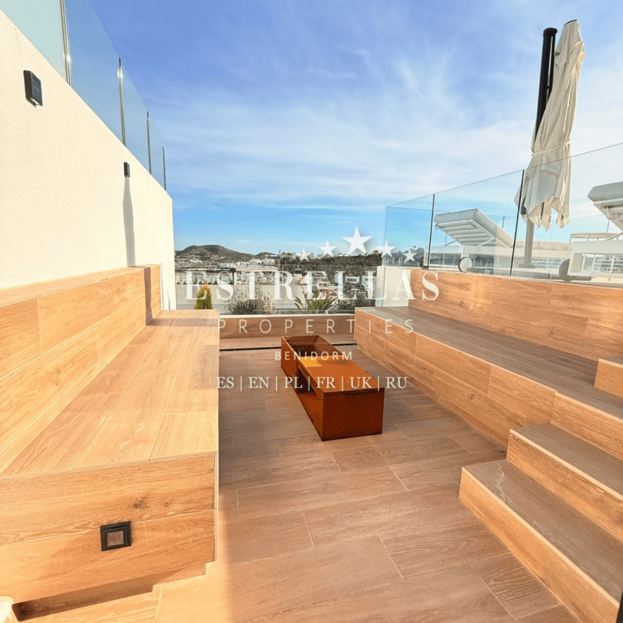 Luxury villa for sale in Finestrat with sea views, infinity pool, private elevator, and 4 bedrooms.