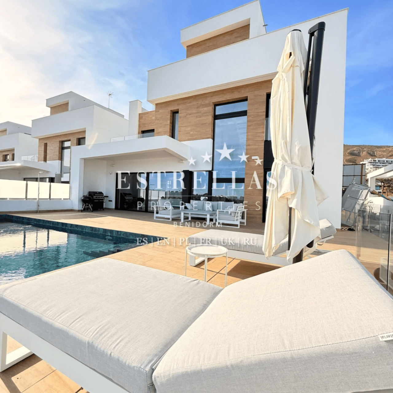 Luxury villa for sale in Finestrat with sea views, infinity pool, private elevator, and 4 bedrooms.